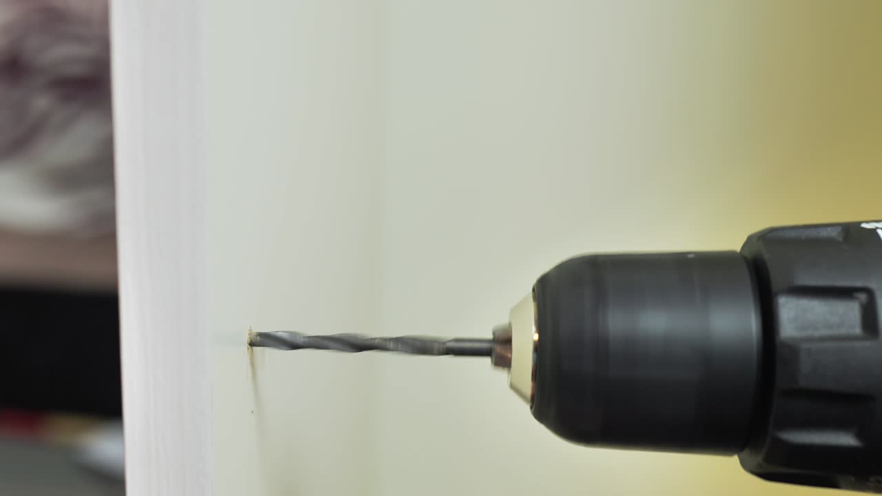 나무 판 가구를 만드는 과정 - 판을 잘라서 가장자리를 정렬하고 보드에 구을 는 과정 - 공장에서 가구를 만드는 사람, 가까운, 가정에서 만든 가구