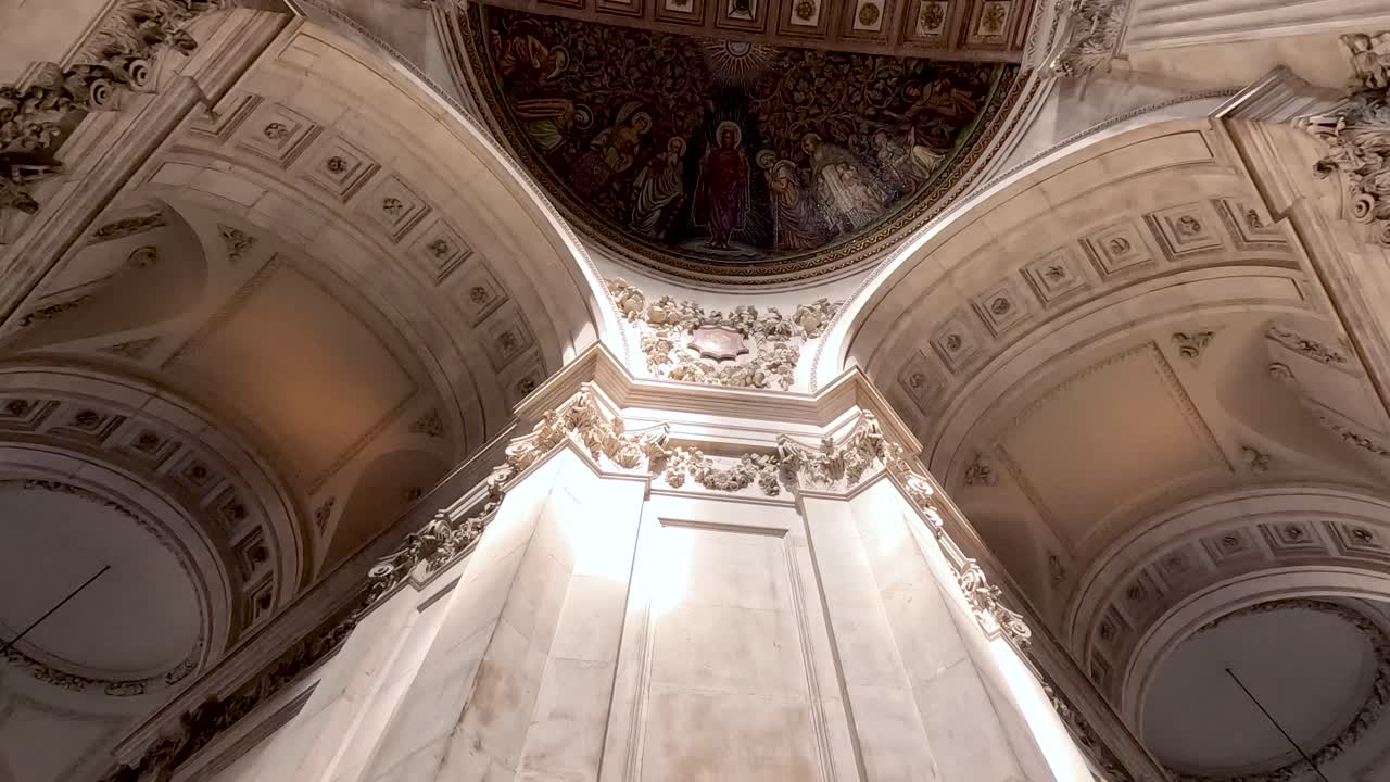 동상 과 건축물 의 상세 한 모습