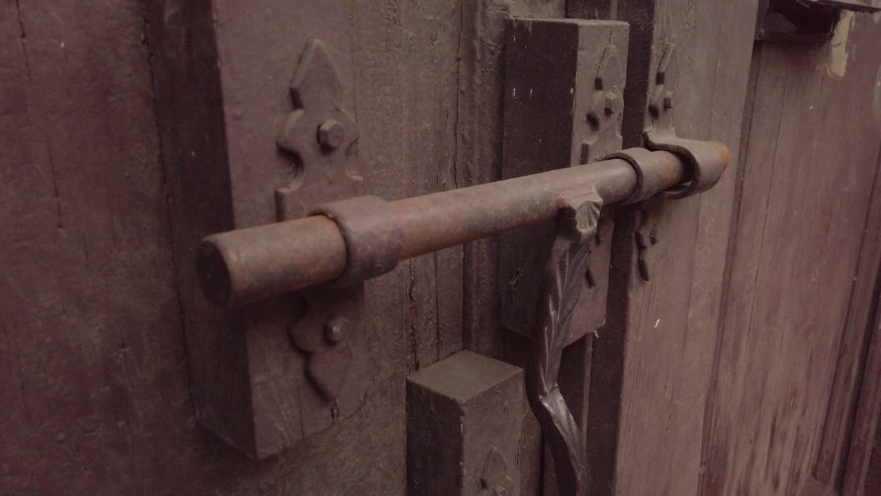 cerradura de barra de puerta de metal antiguo oxidado, tiro de detalle de primer plano