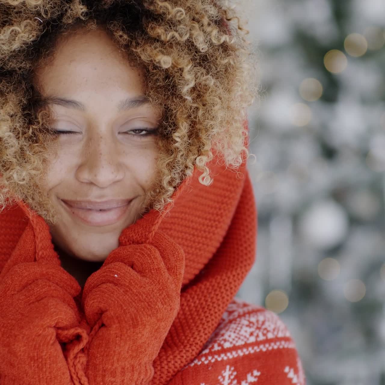 linda mujer joven en moda de invierno