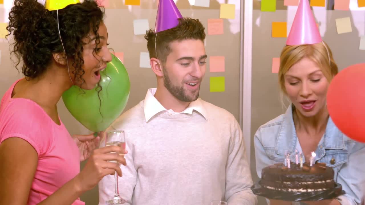 equipo creativo celebrando el cumpleaños de un compañero de trabajo