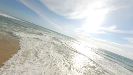 Loco-Vuelo-De-Drones-Bajo-Entre-Dos-Surfistas-De-Pie-En-La-Playa