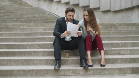 Socios-Comerciales-Que-Trabajan-Con-Documentos.-Empresarios-Hablando-De-Trabajo