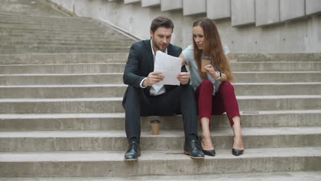 socios comerciales que trabajan con documentos. empresarios que hablan de trabajo