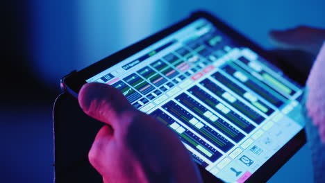 A-Professional-Sonido-Engineer-Uses-A-Tablet-Near-The-Stage-Controls-The-Sonido-Of-The-Música-Group-Hd