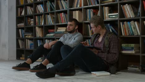 estudiantes hipsters estudiando en la biblioteca de la universidad