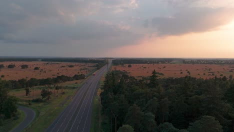 Ländliche-Londoner-Straße-Entlang-Der-Säule-Des-Elveden-Kriegsdenkmals-In-Suffolk,-England