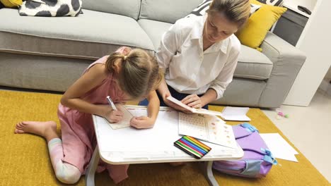 madre e hija haciendo la tarea en casa