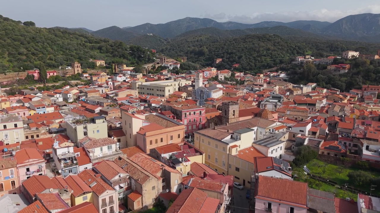 Paesaggio urbano di Iglesias in Sardegna, Italia, che mostra edifici storici, tetti, strade e il paesaggio interno circostante - Ripresa con drone