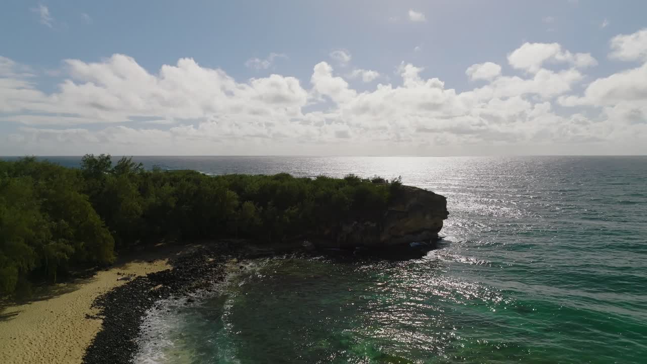 Dolly aereo sopra la scogliera di Shipwreck Beach in direzione dell'Oceano.