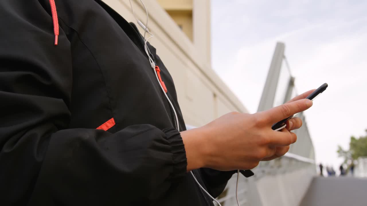 도시에서 휴대 전화를 사용하는 중간 계층의 여성 4k