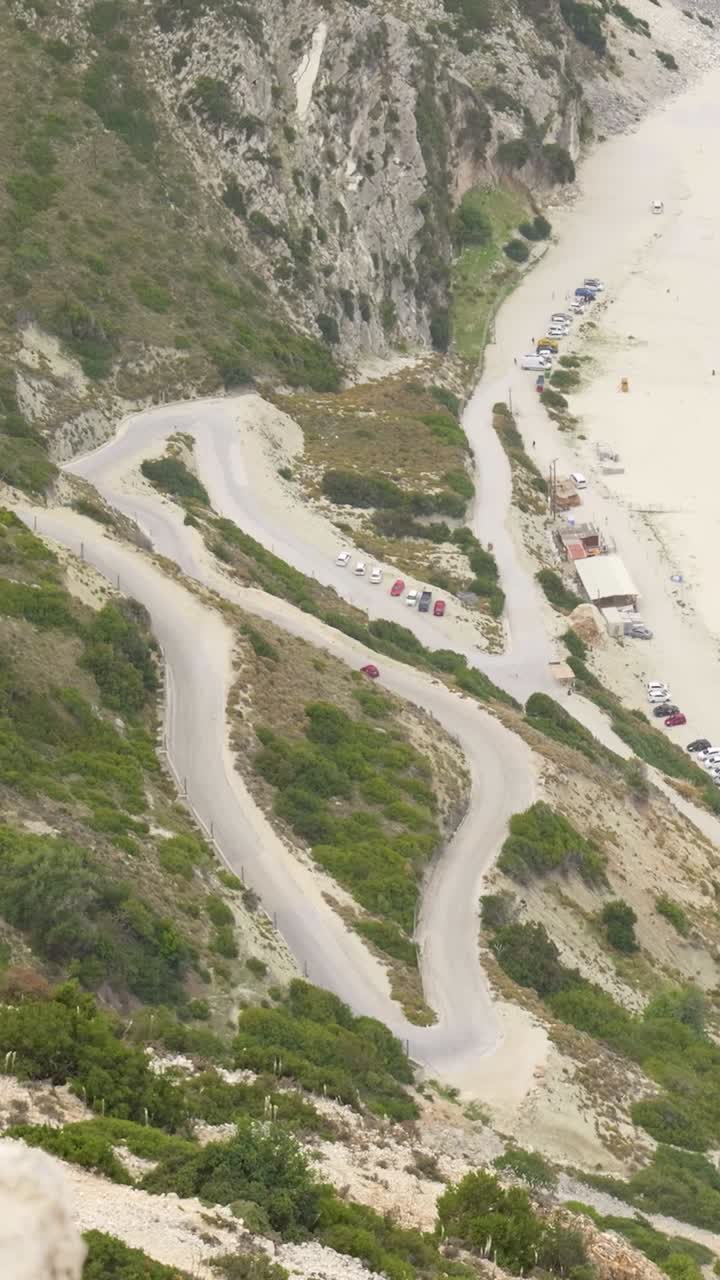 carretera de circunvalación costera con zona de aparcamiento
