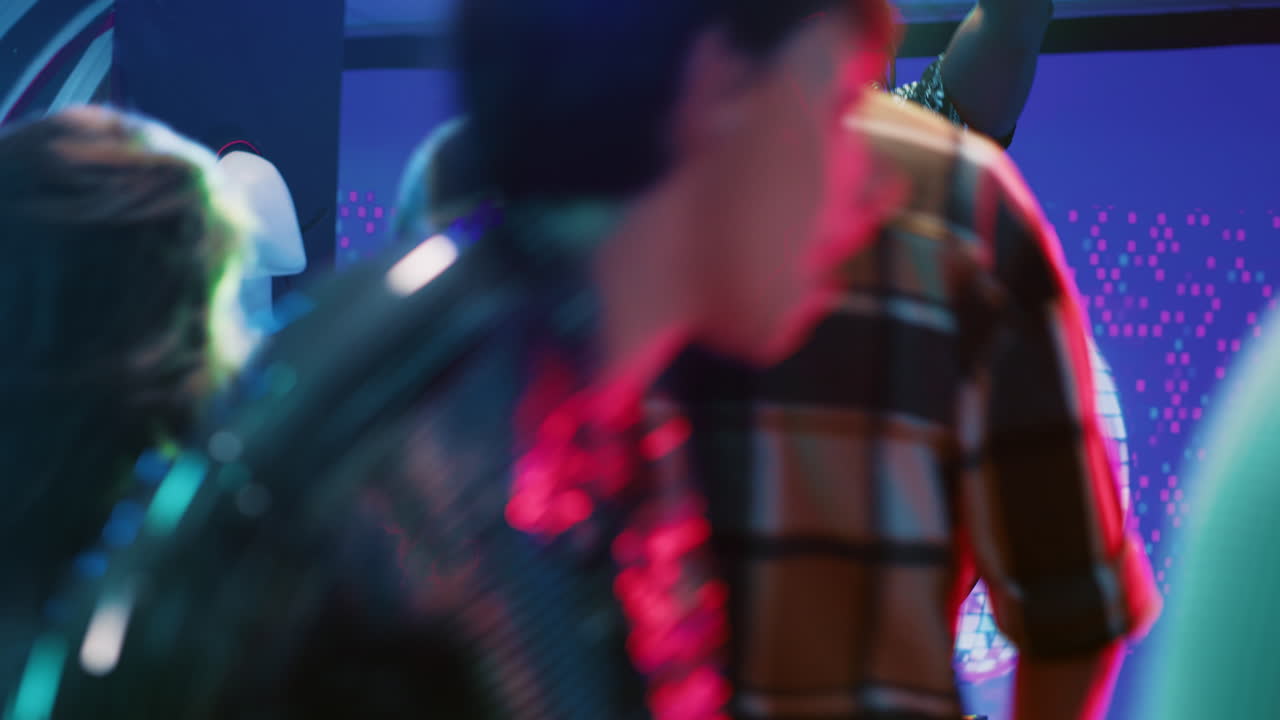 나이트클럽에서 공연하는 dj