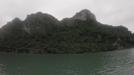 Una-Isla-Enclavada-Dentro-De-La-Impresionante-Bahía-De-Halong-En-Vietnam,-Capturada-Con-Una-Gopro-Desde-Un-Kayak