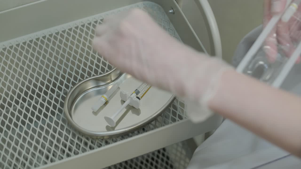 bandeja médica con jeringa y ampolla