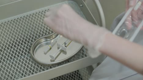 bandeja médica con jeringa y ampolla
