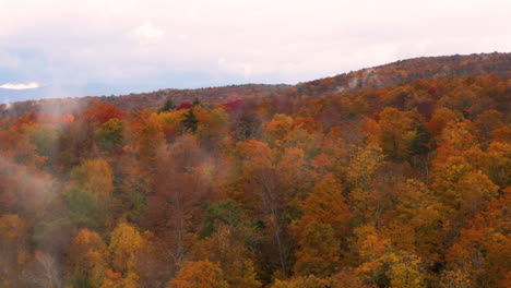 Toma-Aérea-Oscilante-De-Un-Bosque-De-Nueva-Inglaterra-En-Medio-De-Colores-Cambiantes-Para-El-Otoño