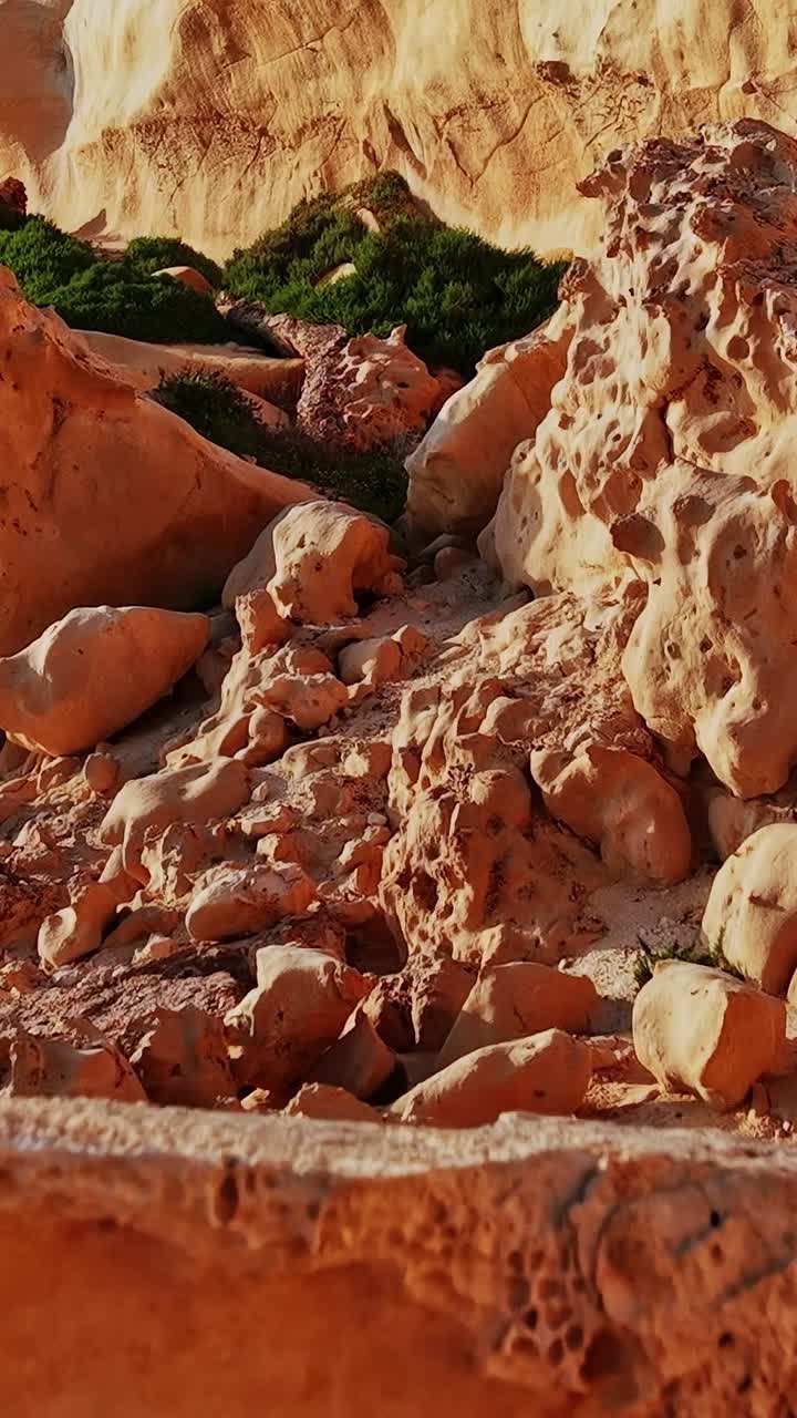 Esplorando formazioni rocciose lungo la costa di Malta vicino al mare