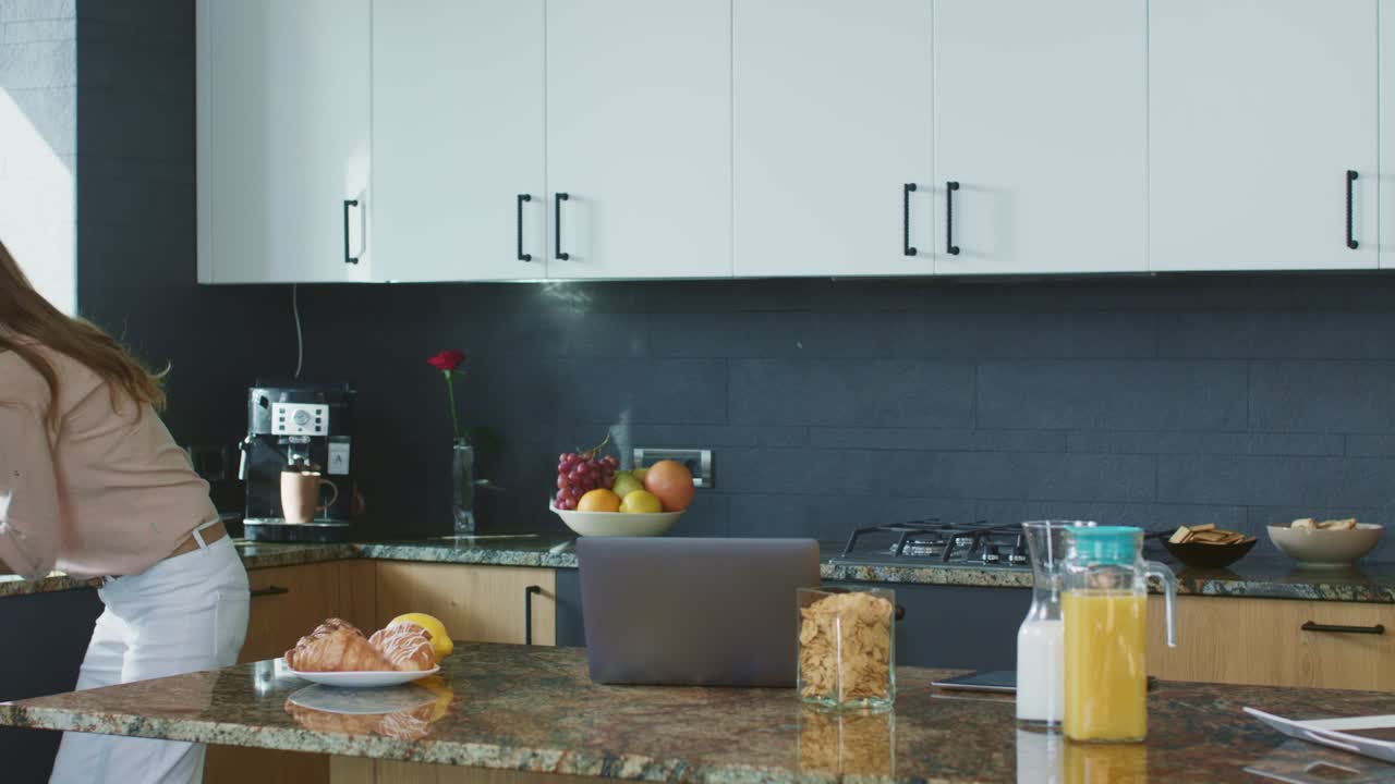 mujer de negocios preparando el desayuno a toda prisa. persona ocupada comprobando el teléfono móvil