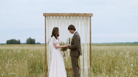 Pareja-Romántica-En-El-Campo-De-Otoño