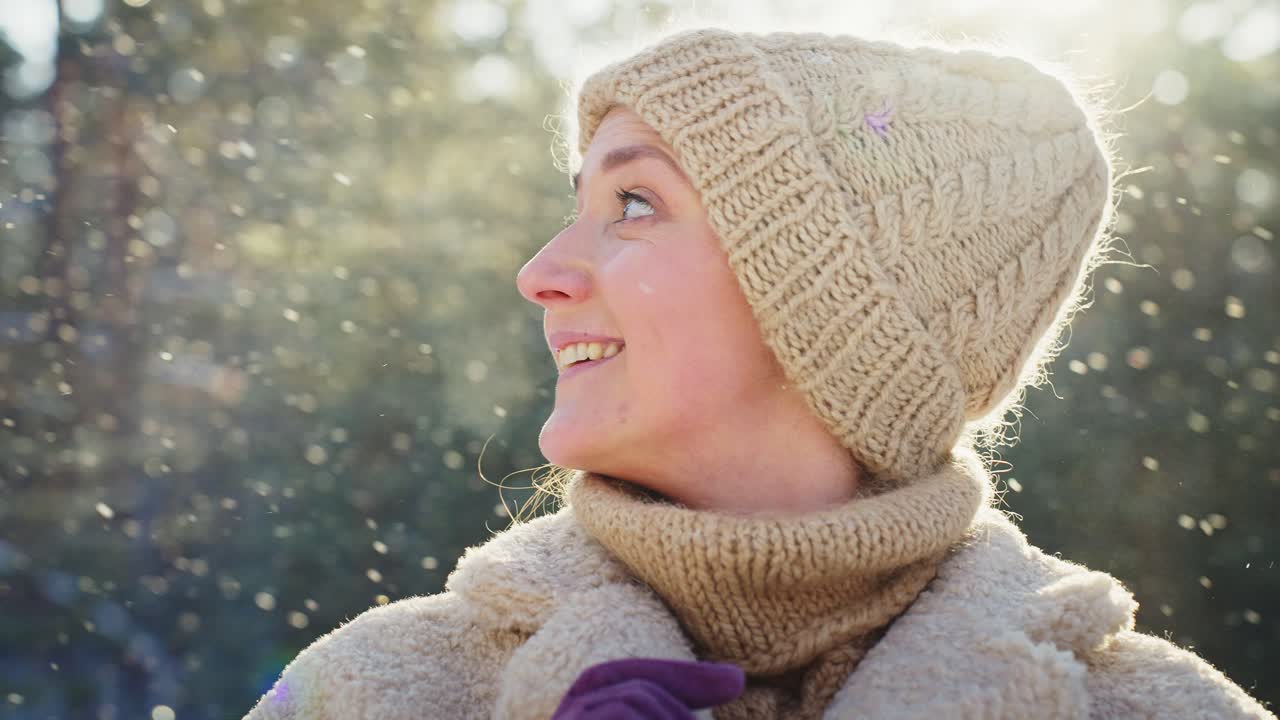 눈이 내리는 날을 즐기는 여자