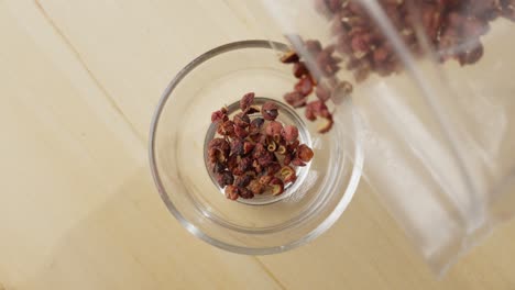 las semillas de condimentos alimenticios, el recipiente de vidrio transparente, los aromas aromáticos