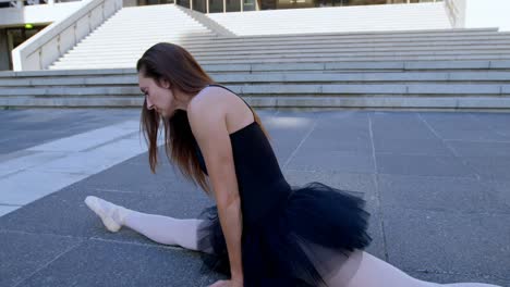 Ballet-dancer-doing-the-splits-on-the-pavement-4k