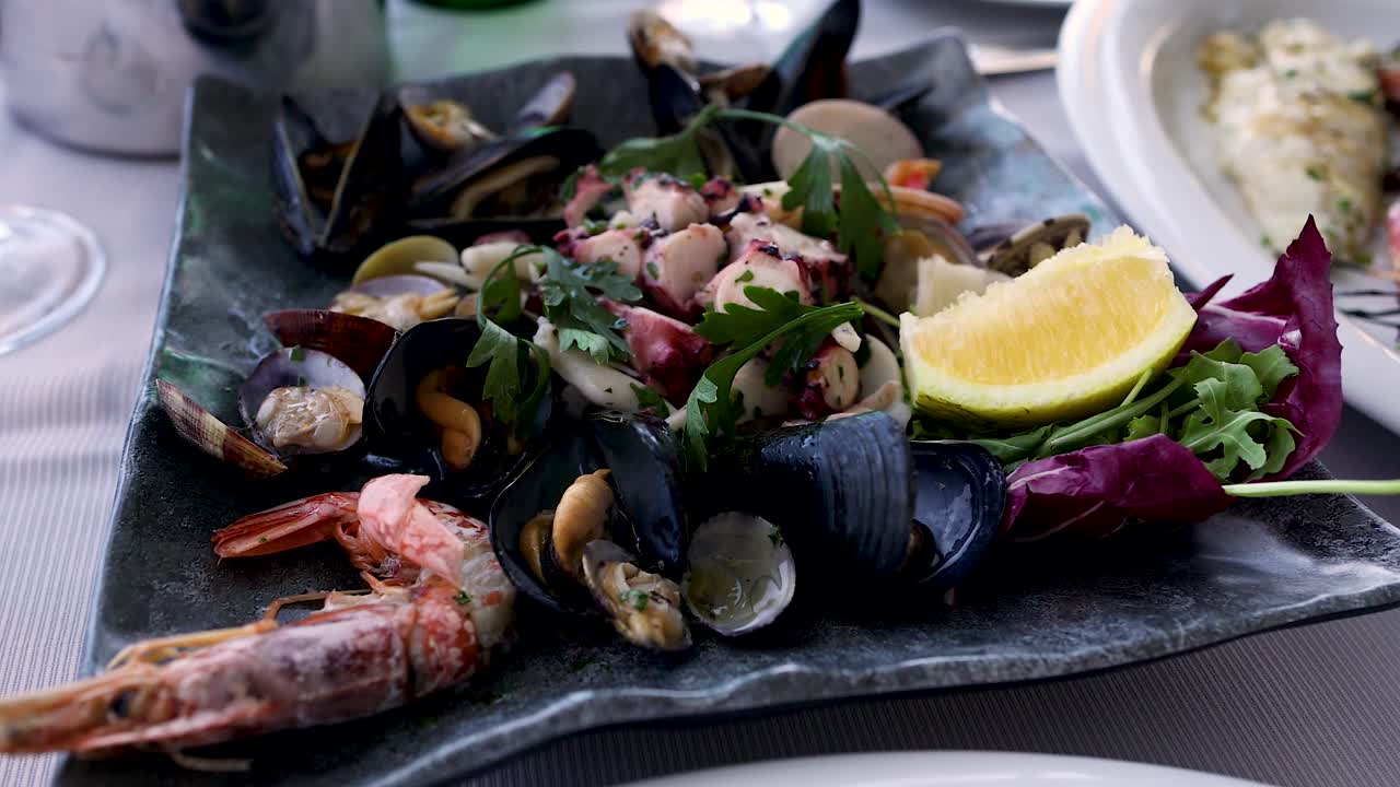 맛있는 해산물 음식과 음료 소렌토