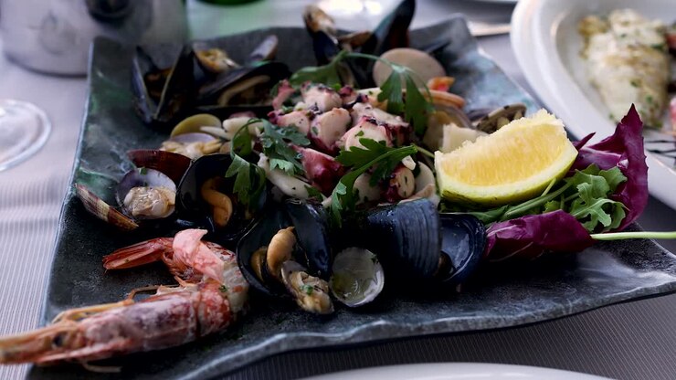 köstliche meeresfrüchte mit getränken in sorrento