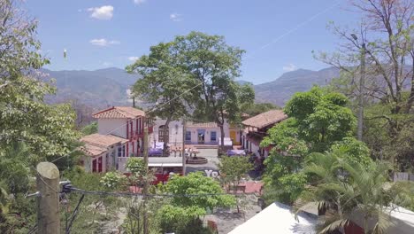 Toma-Estable-De-4k-De-La-Plaza-De-Pueblito-Paisa-En-Cerro-Nutibara,-Medellin