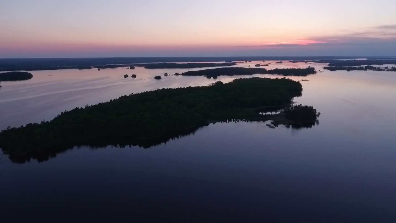 핀란드 의 새벽 에 호수 와 숲 의 공중 사진