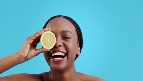 Cuidado-De-La-Piel,-Limón-Y-Cara-De-Mujer-Negra-Con-Gracioso