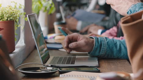 Verschiedene-Geschäftsleute-Nutzen-Laptops-In-Einem-Geschäftigen-Café,-In-Dem-Es-Geschäftige-Aktivitäten-Gibt,-Die-Online-Surfen-Und-Digitale-E-Mail-Kommunikation-Teilen