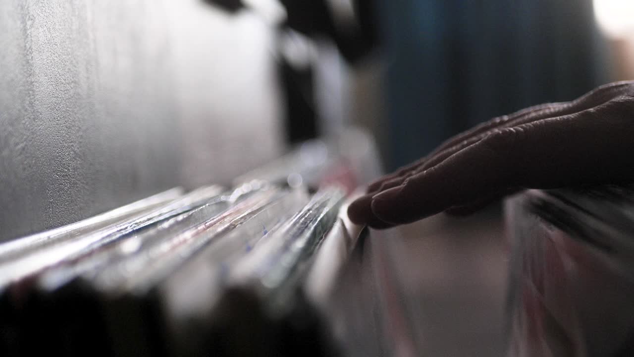 mirando a través de discos de vinilo