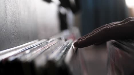 mirando a través de discos de vinilo
