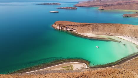 antena: yate de lujo amarrado en bahía tropical, costa pacífica, isla espiritu santo