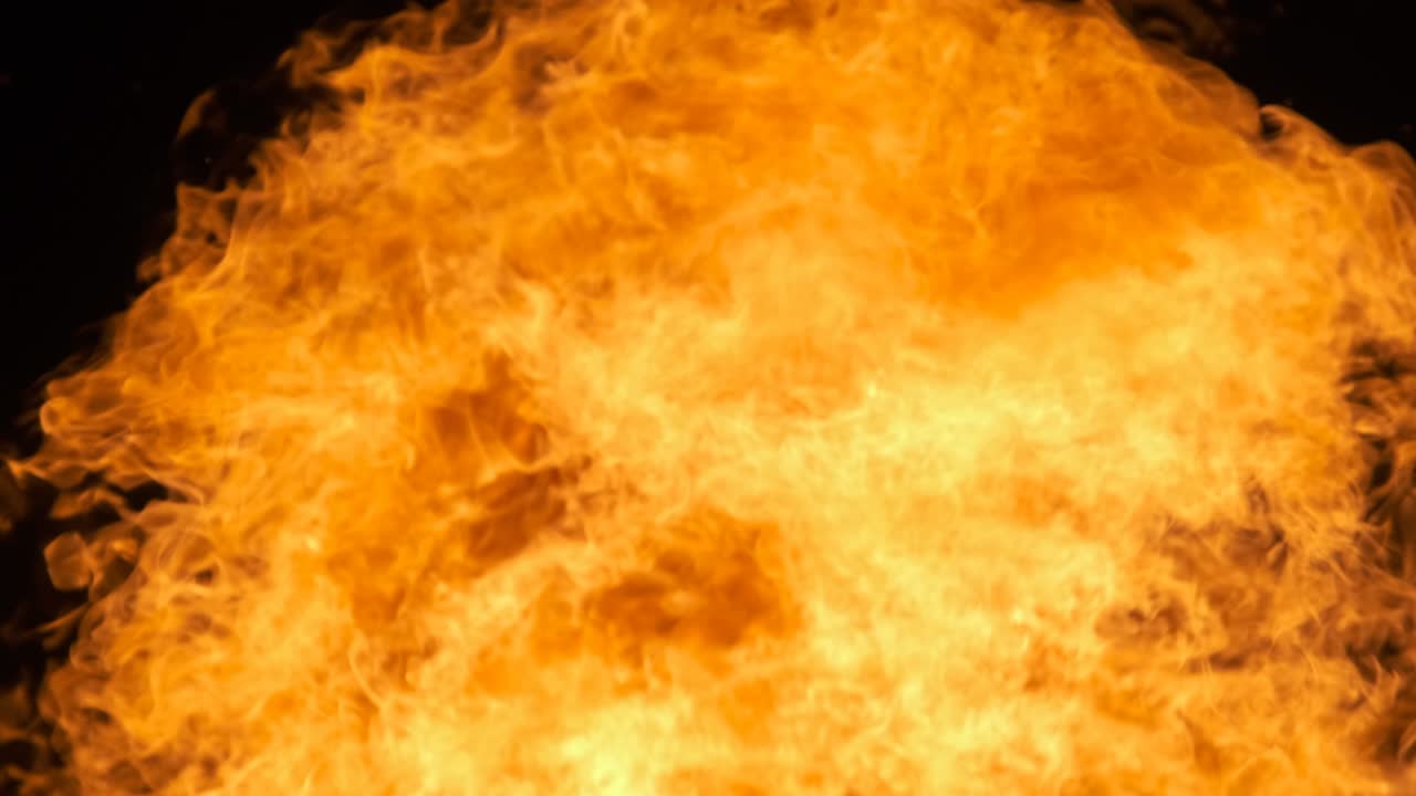 llamas de fuego en un fondo negro, hoguera ardiendo por la noche