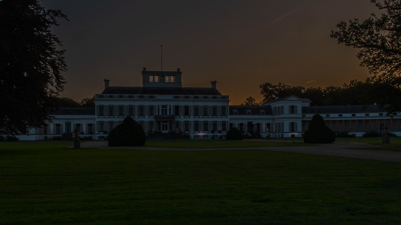 Bellissimo time lapse del Palazzo di Soestdijk con il sole che sorge dietro la struttura