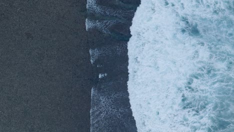 Drone-En-Cámara-Lenta-De-Arriba-Hacia-Abajo-De-La-Acción-De-Las-Olas-Durante-La-Marea-Baja-Sobre-Arrecifes-De-Coral-Y-Rocas-En-La-Playa-De-Nyang-Nyang,-Bali,-Uluwatu-Indonesia