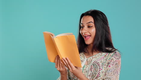 mujer leyendo un libro interesante, disfrutando de un pasatiempo, entreteniéndose