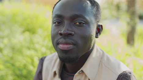 Retrato,-De,-Joven,-Hombre-Afroamericano,-Aire-Libre