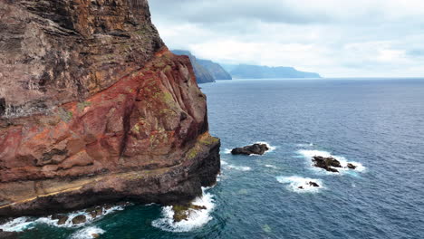 Drohnenflug-Entlang-Des-Dramatischen-Vorgebirges-An-Der-Malerischen-Küste-Von-Madeira,-Portugal