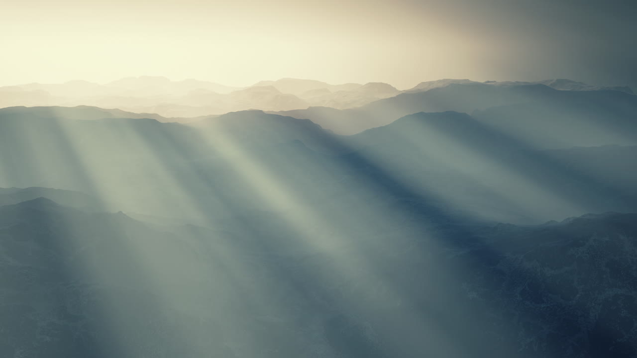 깊은 안개 속에 있는 검은 바위 산의 실루 ⁇