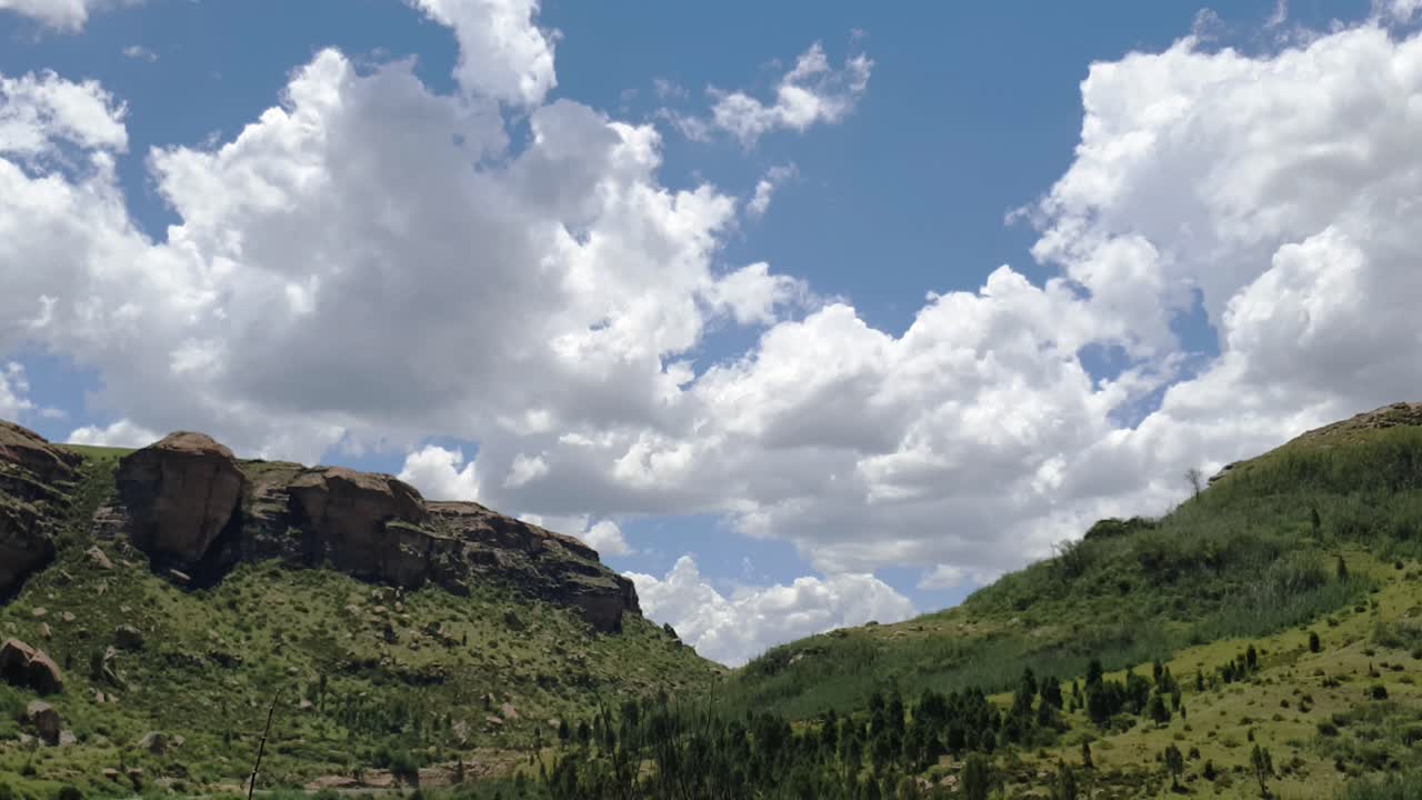 acantilados de arenisca moluti en la frontera de lesotho en sudáfrica en la granja de huéspedes camelroc travel, impresionante lapso de tiempo en la nube, las montañas más asombrosas y paisajes verdes