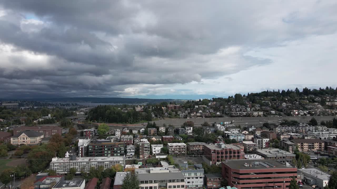 nubes de tormenta oscuras sobre la zona residencial de seattle y el lago washington en el fondo, tobogán aéreo