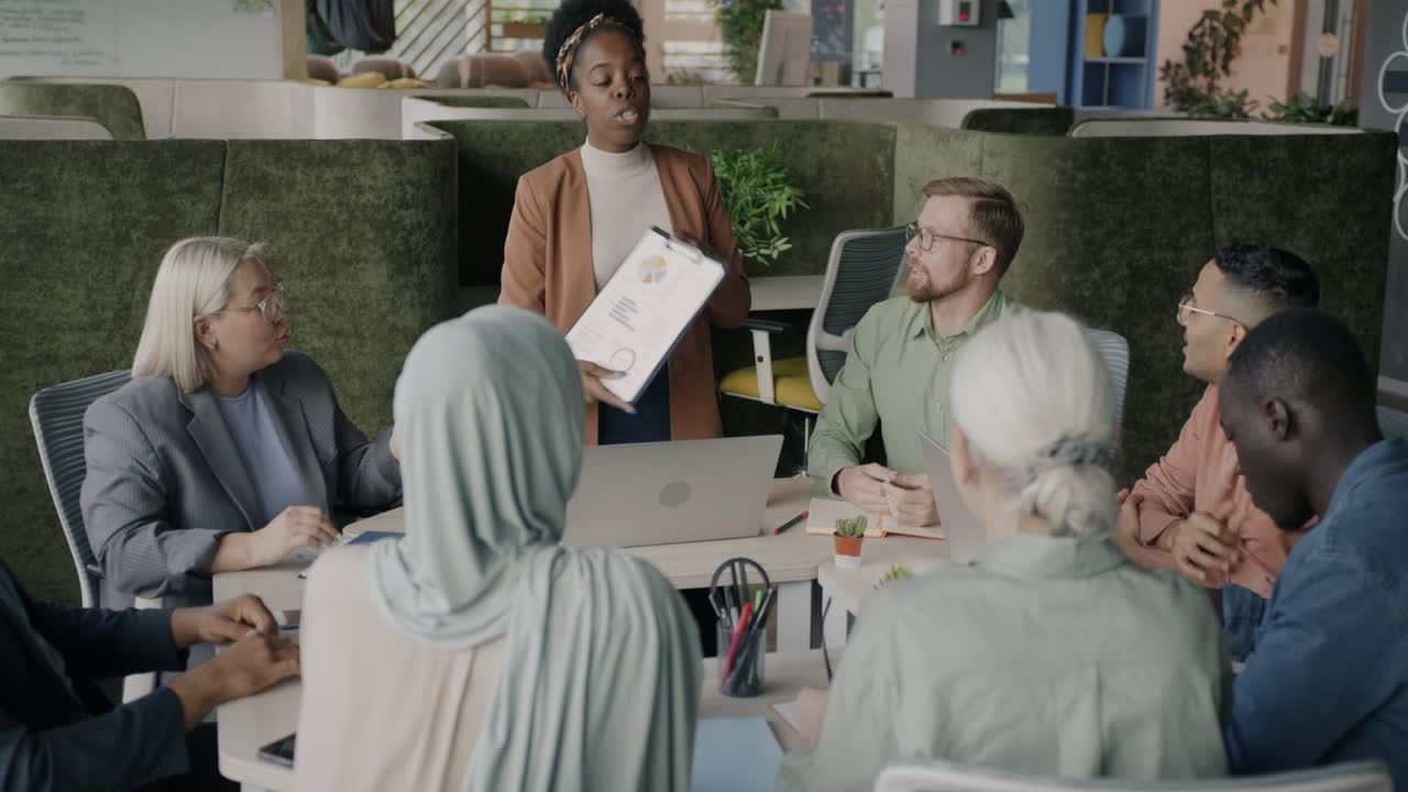 reunión de negocios en un entorno de oficina moderno