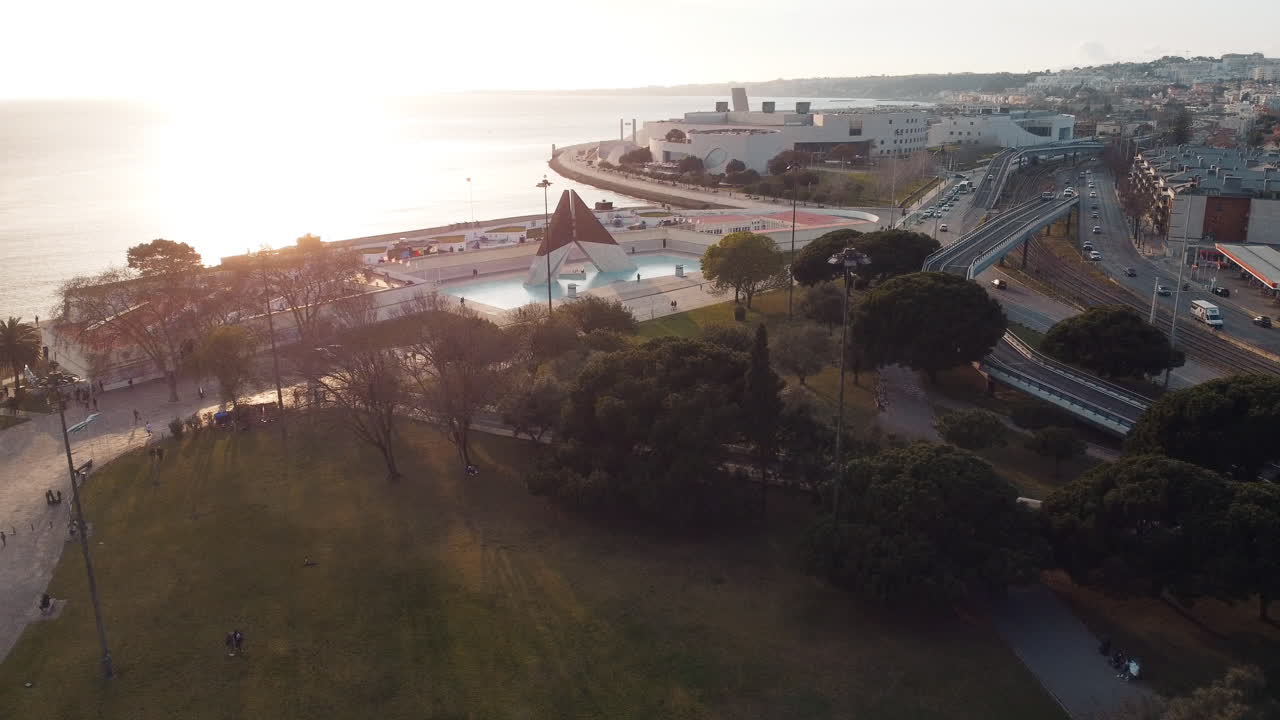 Ripresa aerea rotante del pittoresco paesaggio intorno alla Torre di Belém, Portogallo, un monumento iconico
