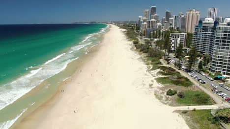 disparo de un dron mirando hacia el sur a lo largo de la playa hasta burleigh desde broadbeach en la costa dorada