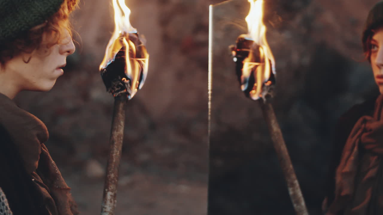 mujer sosteniendo una antorcha y mirándose en el espejo en un mundo distópico