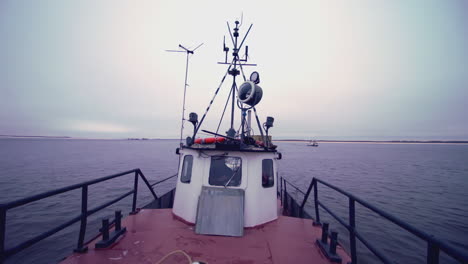 barco en un río